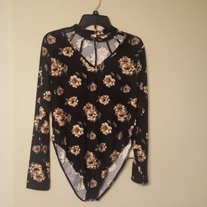 Beautiful bodysuit, great for fall